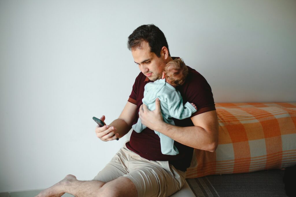 スマホ片手に育児